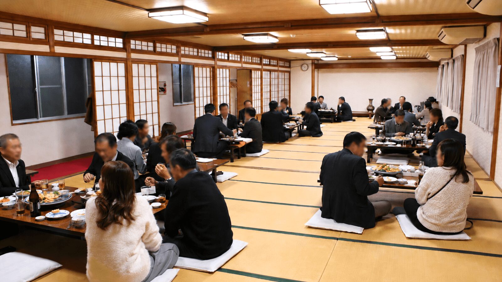松浦市すえひろ旅館の大広間で貸切宴会を楽しむ様子