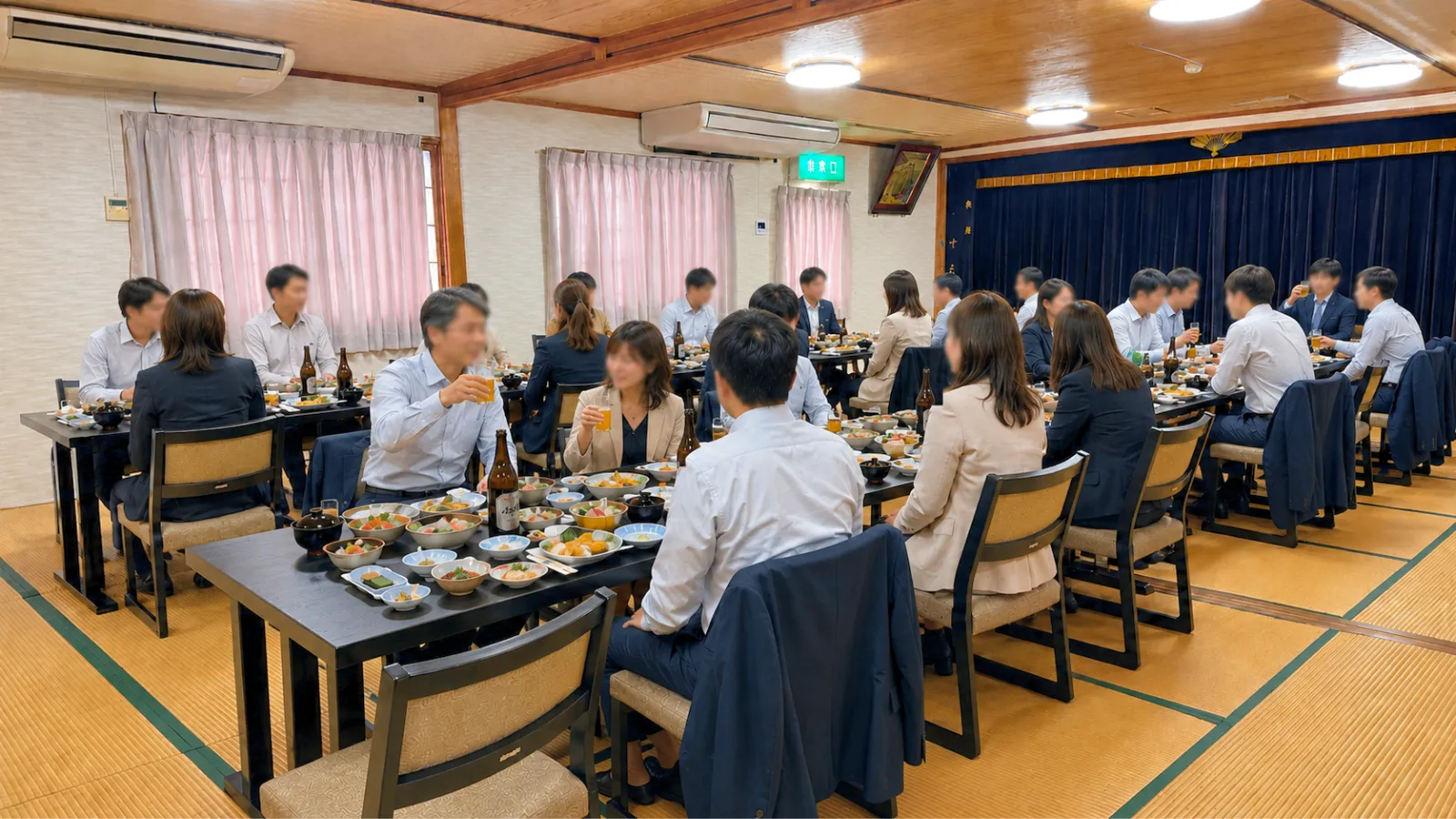 松浦市すえひろ旅館の大広間で貸切宴会を楽しむ様子