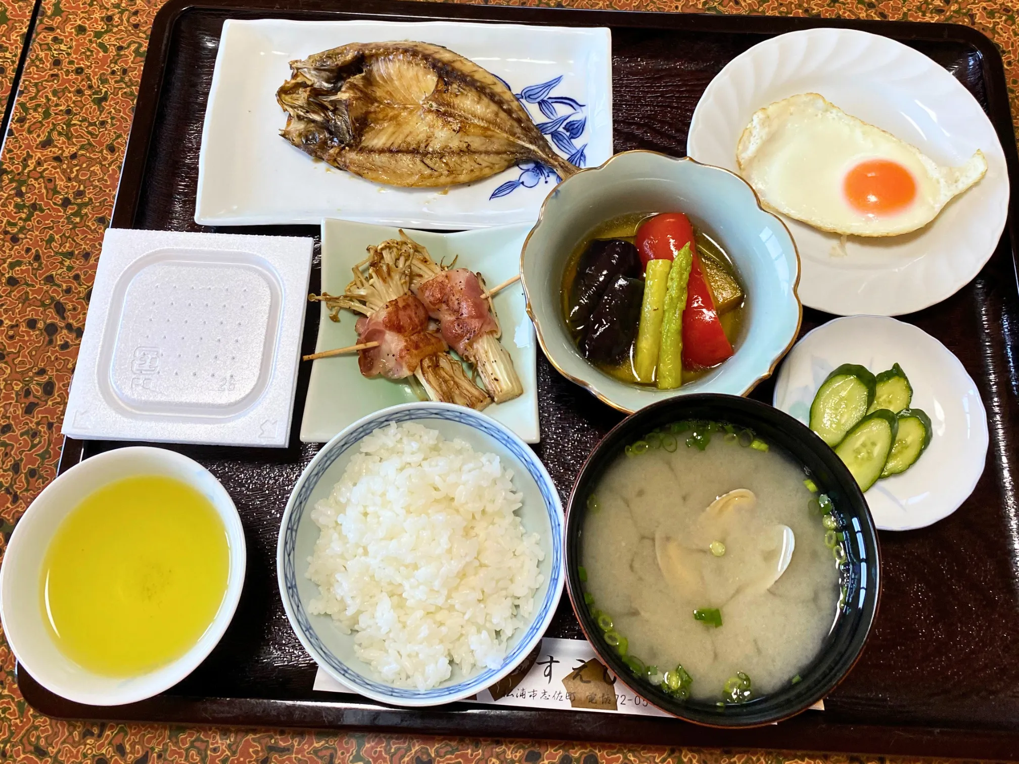松浦市すえひろ旅館の朝食。焼き魚、ご飯、味噌汁、目玉焼き、納豆、小鉢を並べた和朝食