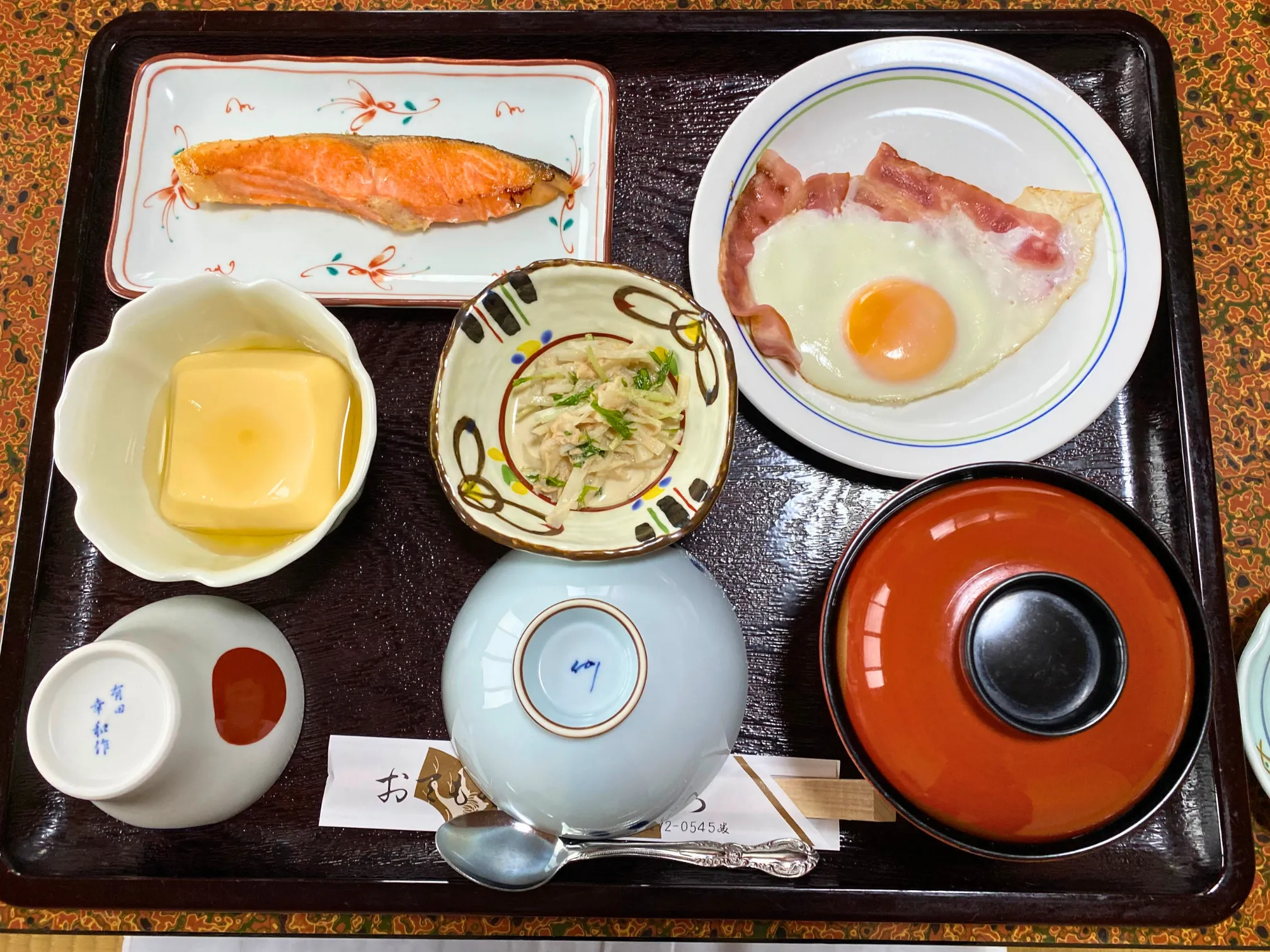 松浦市すえひろ旅館の朝食。焼き鮭、目玉焼き、冷奴、小鉢、ご飯、味噌汁を並べた和朝食