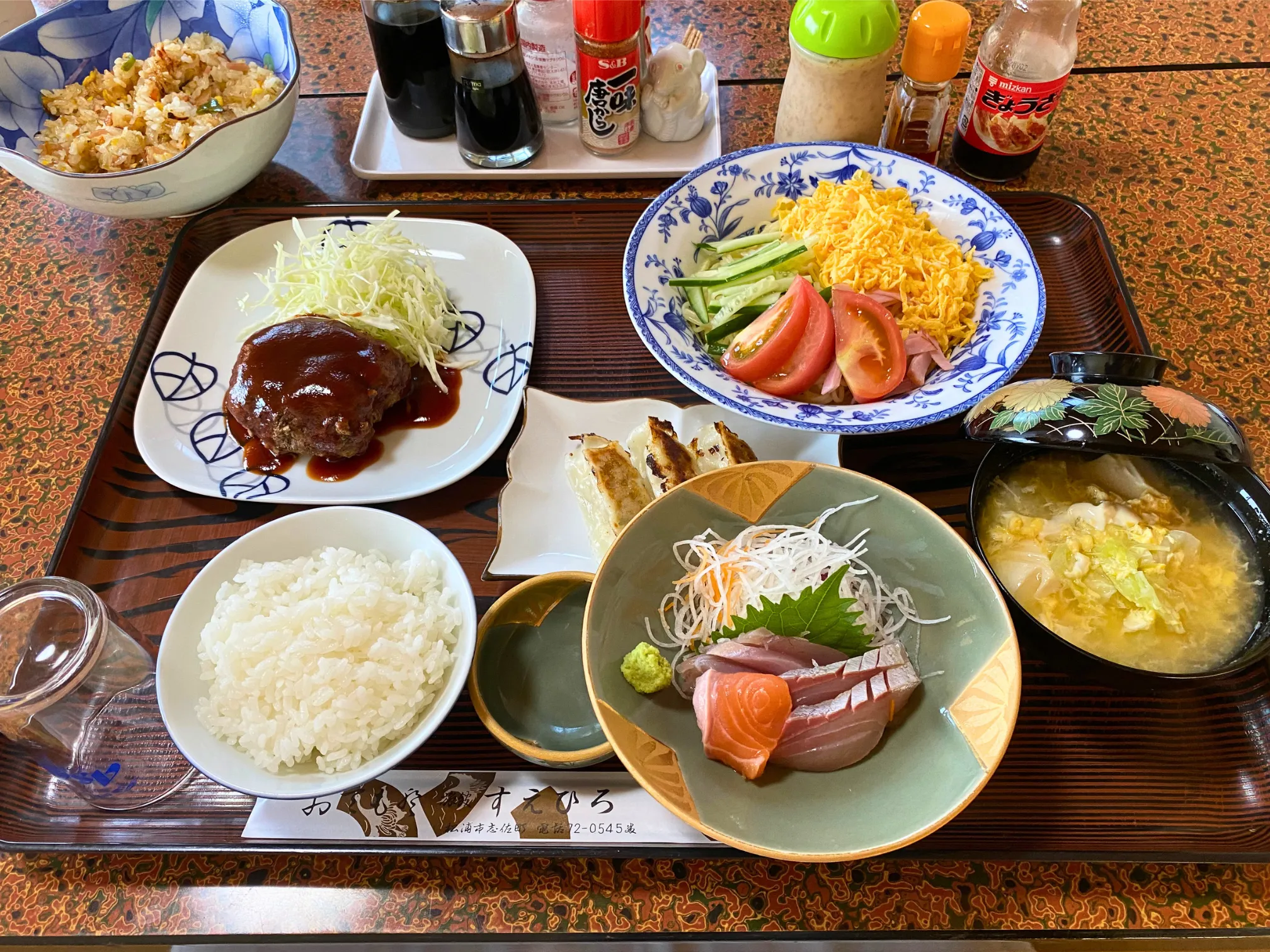 松浦市すえひろ旅館の夕食。ハンバーグ、刺身、ご飯、汁物、サラダ、小鉢を並べた手作り夕食