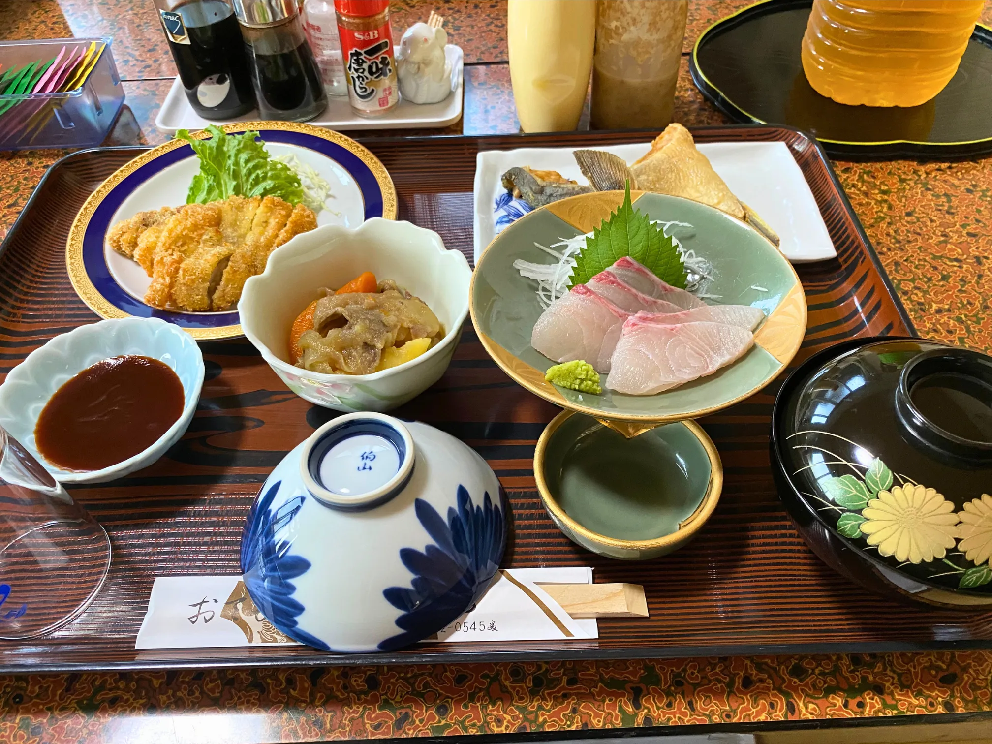 松浦市すえひろ旅館の夕食。刺身、とんかつ、煮物、焼き魚、汁物を並べた手作り夕食